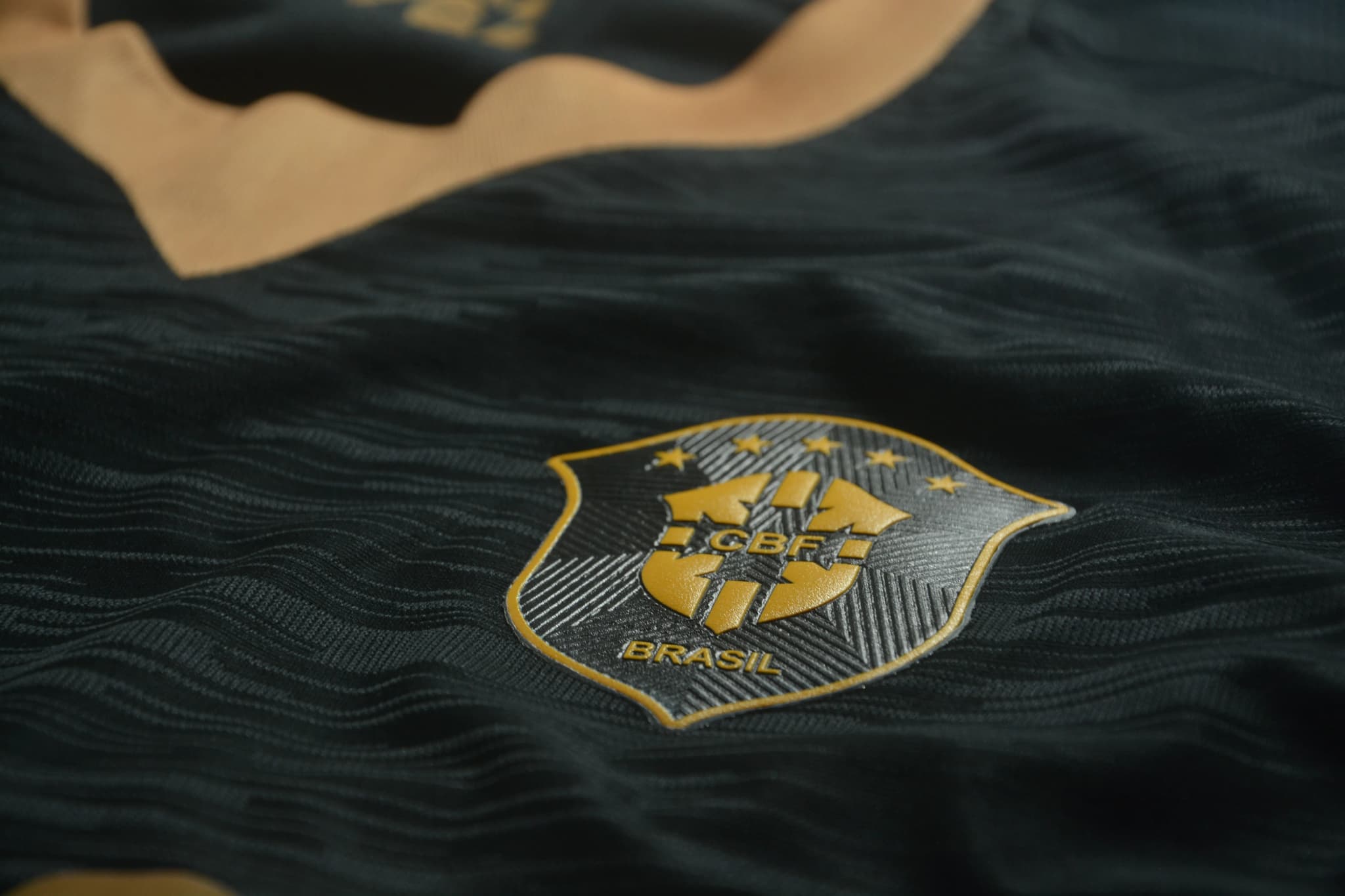 Escudo emborrachado 3D camisa Brasil Copa 2026 - Black Edition Icone Sports