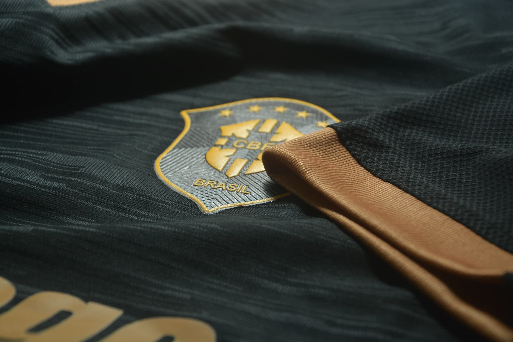 Punho dourado camisa preta Black Edition Brasil Copa 2026 - Icone Sports