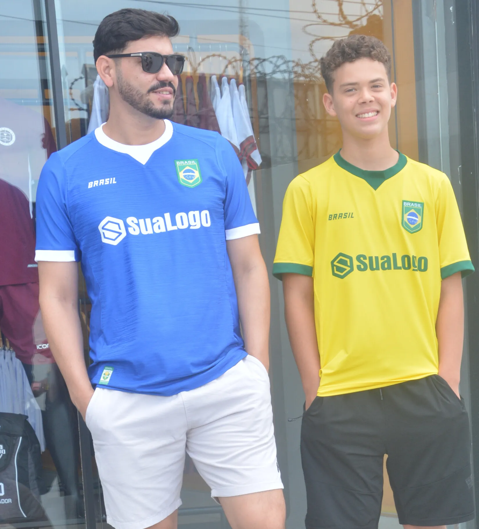 Dois modelos vestindo camisas amarela e azul Brasil Copa 2026 - Icone Sports