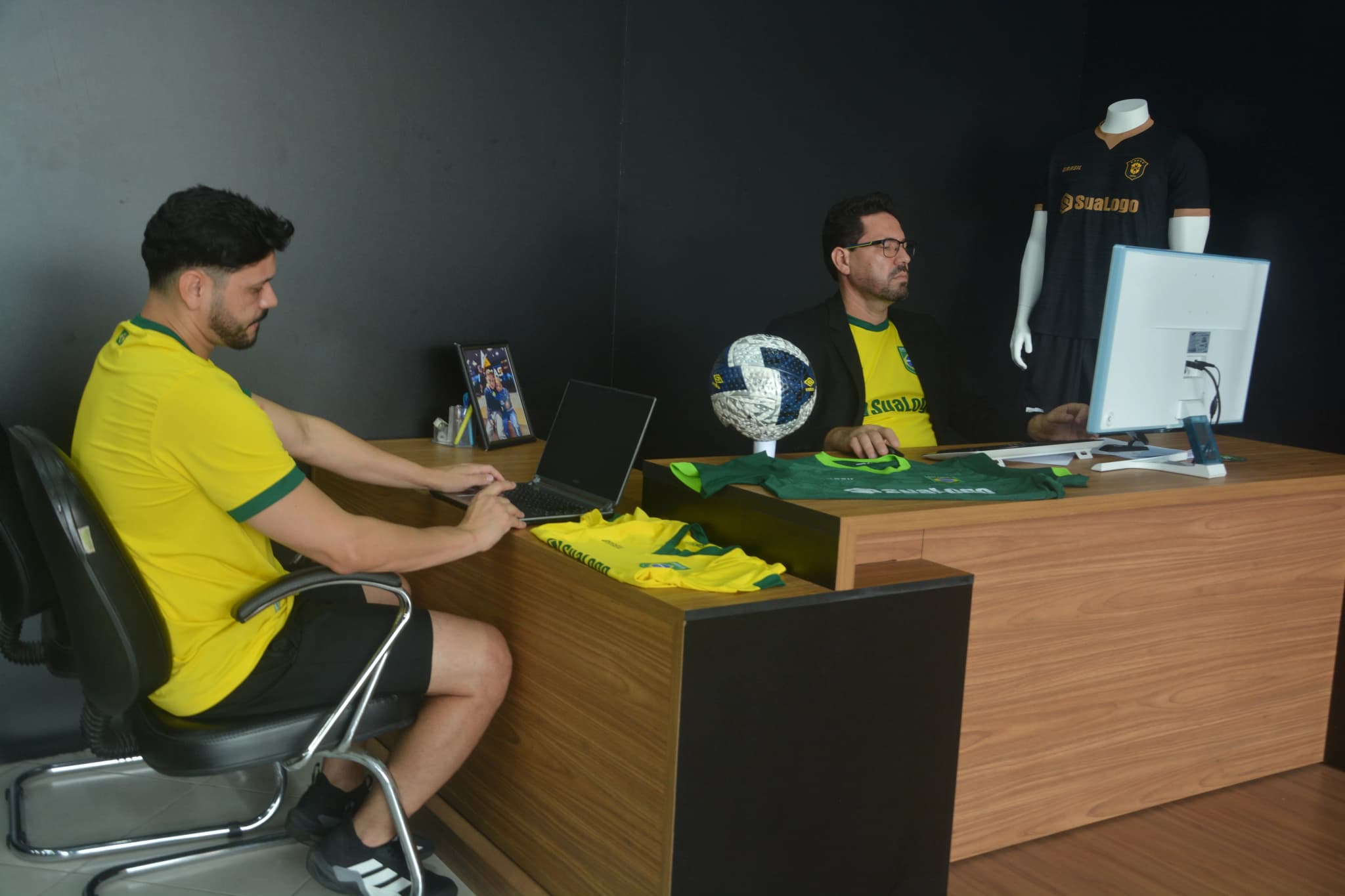 Equipe corporativa no escritório vestindo camisas Brasil Copa 2026 - Uniforme empresarial Icone Sports