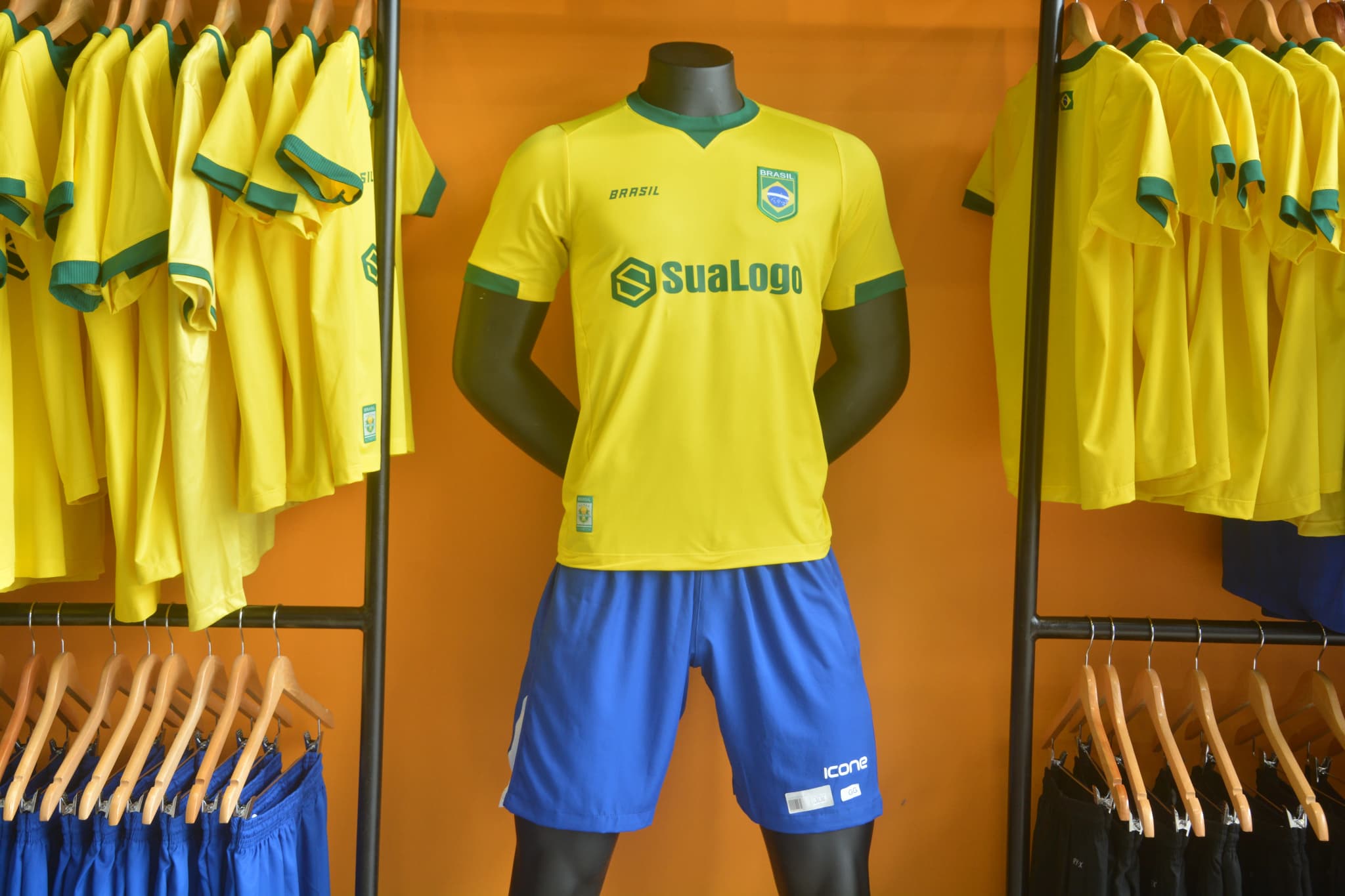 Kit completo camisas Brasil Copa 2026 na vitrine - Camisa e Calção Icone Sports