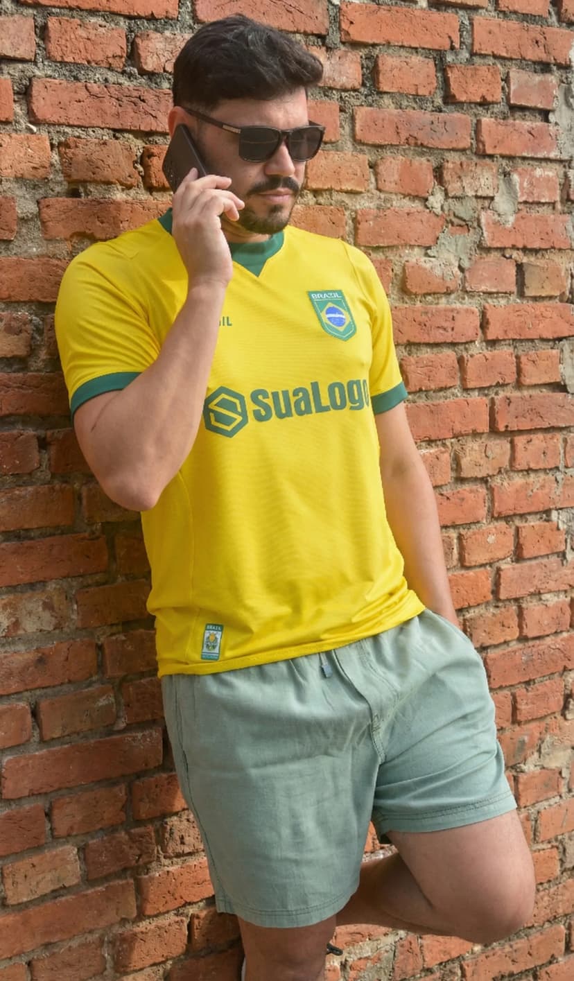 Modelo vestindo camisa amarela Brasil Copa 2026 - Icone Sports