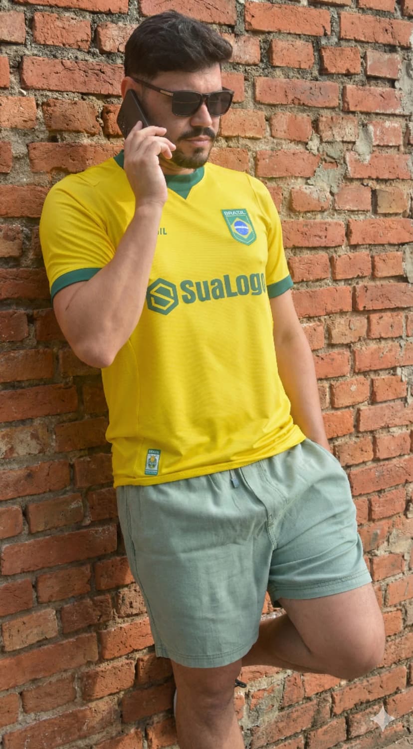 Modelo vestindo camisa amarela Brasil Copa 2026 - Icone Sports