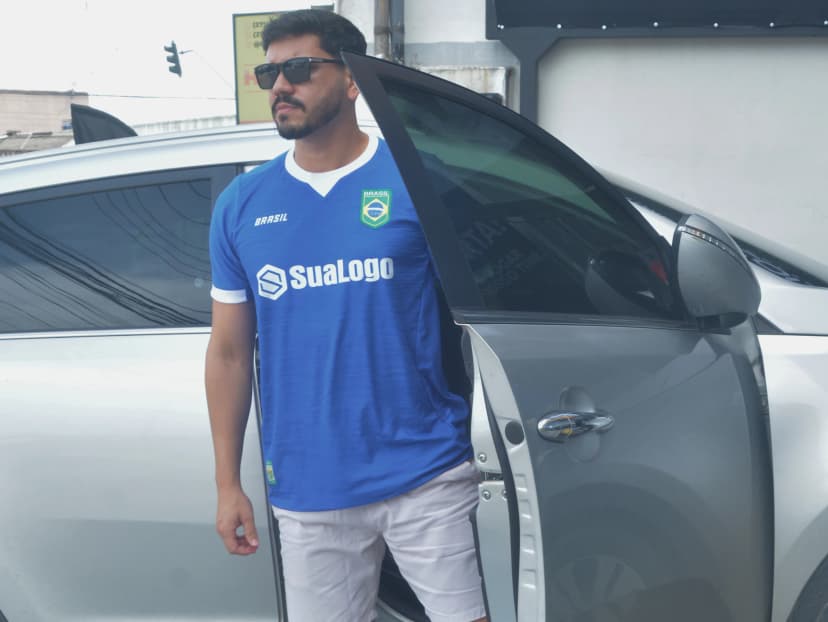 Modelo vestindo camisa azul Brasil Copa 2026 - Icone Sports