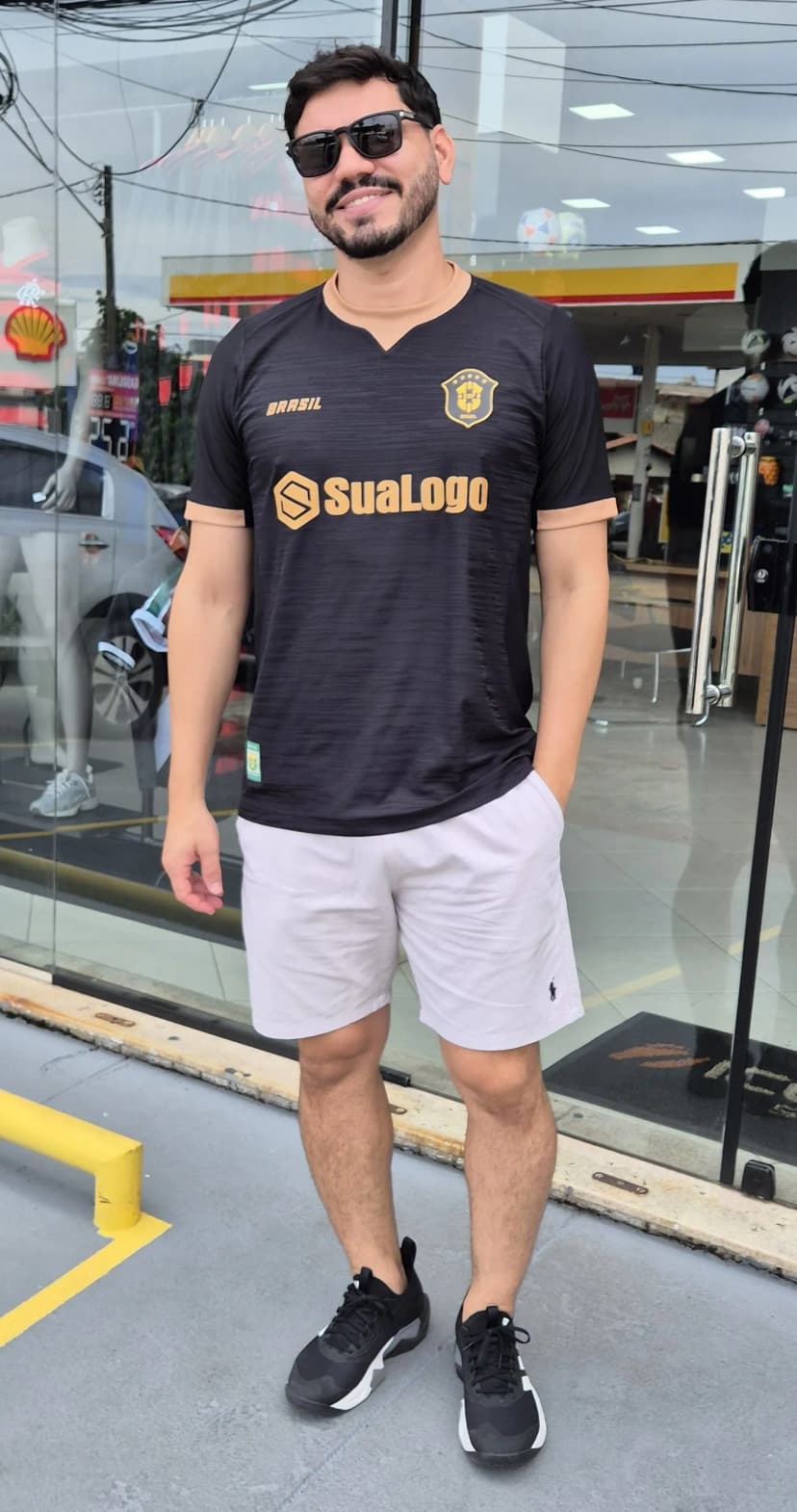 Modelo vestindo camisa preta Black Edition Brasil Copa 2026 - Icone Sports