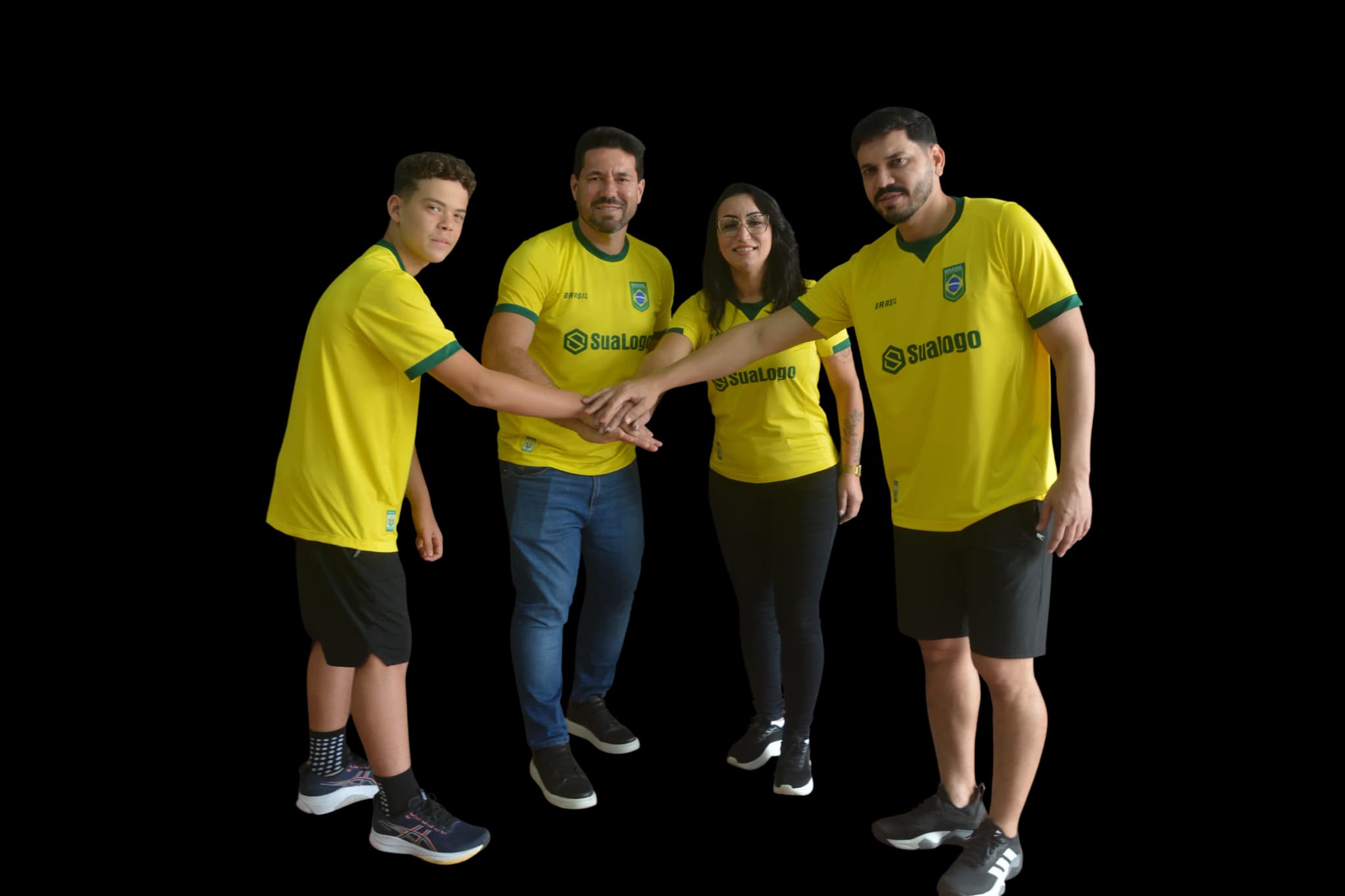 Família brasileira vestindo camisas do Brasil para Copa 2026 - Uniformes corporativos Icone Sports